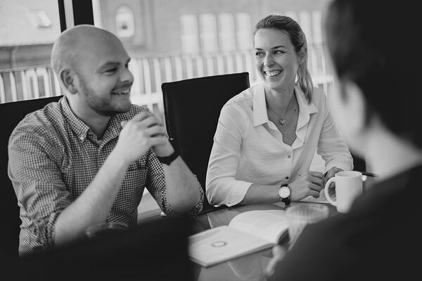 Teamfotos in lockerer Atmosphäre.
