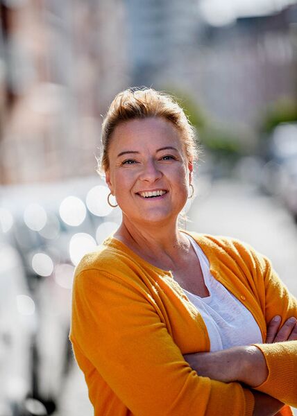 Bewerbungsfoto in der Kieler Innenstadt aufgenommen- der Hintergrund mit Tiefenunschärfe