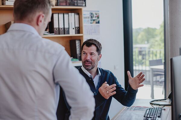 Businessfotoshooting in Eckernförde. Gesprächsssituation im Arbeitsalltag.