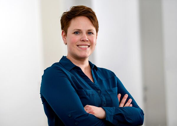 Businessportrait im Büro. Hintergrund mit Tiefenschärfe. Klare und moderne  Bildwirkung.