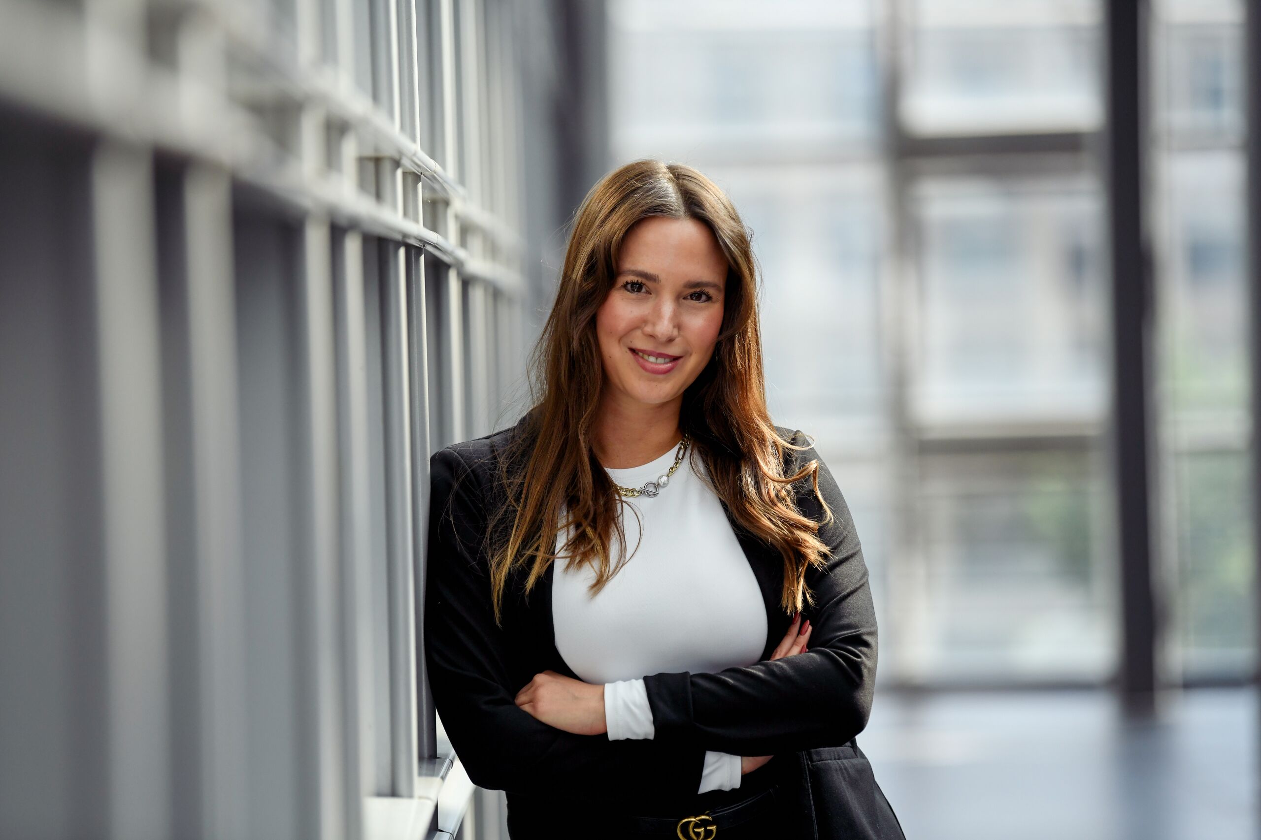 Business-Portrait: Selbstbewusste Unternehmerin im modernen Büro