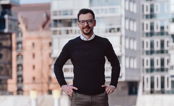 Businessfoto, verschwommener Hintergrund im Querformat. Fotoshooting in der Hafencity in Hamburg.