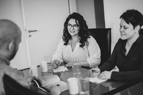 Teamfoto, Gesprächssituation im Büro.
