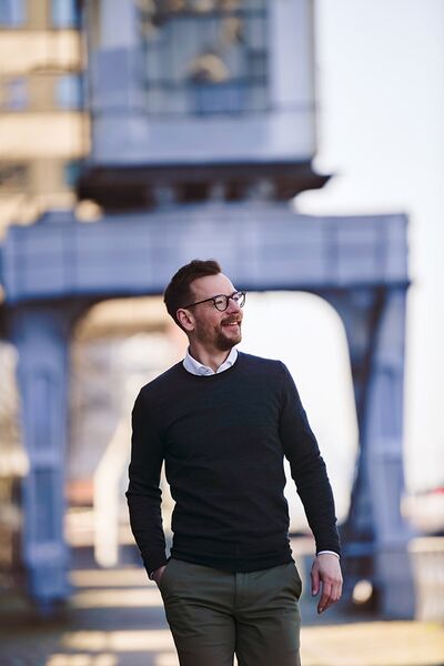 Businessfotos, dynamisch und natürlich in der Hafen-City in Hamburg.