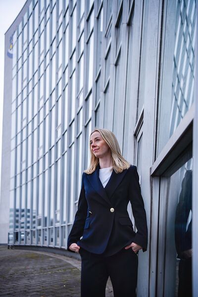 Businessfoto einer jungen Frau in Kiel am Hörn Campus Gebäude.