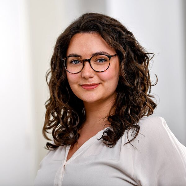 Businessfoto einer jungen Frau im Büro.