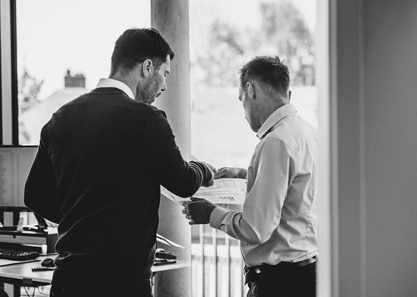 Authentische Businessaufnahmen in Büroatmosphäre.