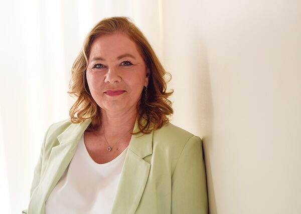 Businessfoto mit natürlichem Licht, im Fotostudio aufgenommen.